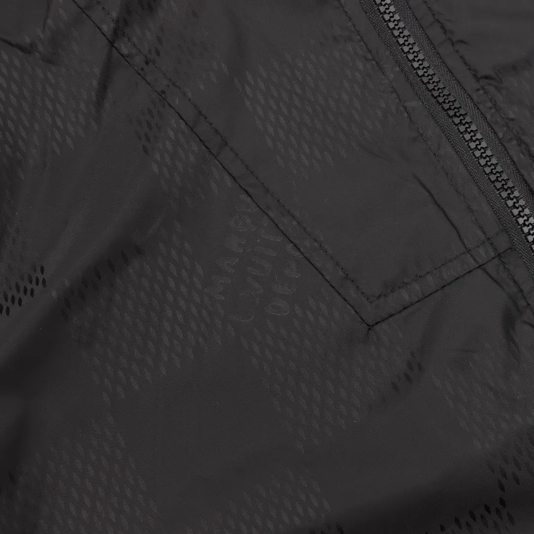 🅿️570 Louis Vuitton/Louis Vuitton Logo Reversible Jacket Jacket Reversible jacket, divided into solid color side and full logo jacquard side, the two styles can be switched at will. Needless to say the style, low-key luxury, both sides bring out the 1V classic elements, loose fit, casual and comfortable upper body. The solid color side is a soft-shell jacket style, a simple solid color style, only the chest hardware is decorated, the hardware is removable, the inside and outside hardware are all double-sided engraved, the original version is the same and can be customized and dyed. The clothes are of the same color with no color difference, and the labor cost is expensive. The lining is made of silk jacquard fabric, and the classic full-width logo jacquard process requires everything to be woven, and the process cost is extremely high. size：XS-L